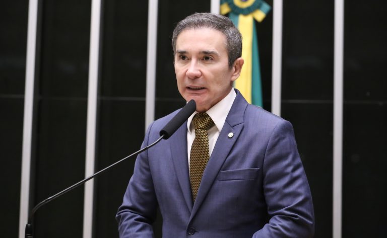 Comissão de Educação aprova projeto que proíbe uso de contêineres e lonas em escolas comissao-de-educacao-aprova-projeto-que-proibe-uso-de-conteineres-e-lonas-em-escolas