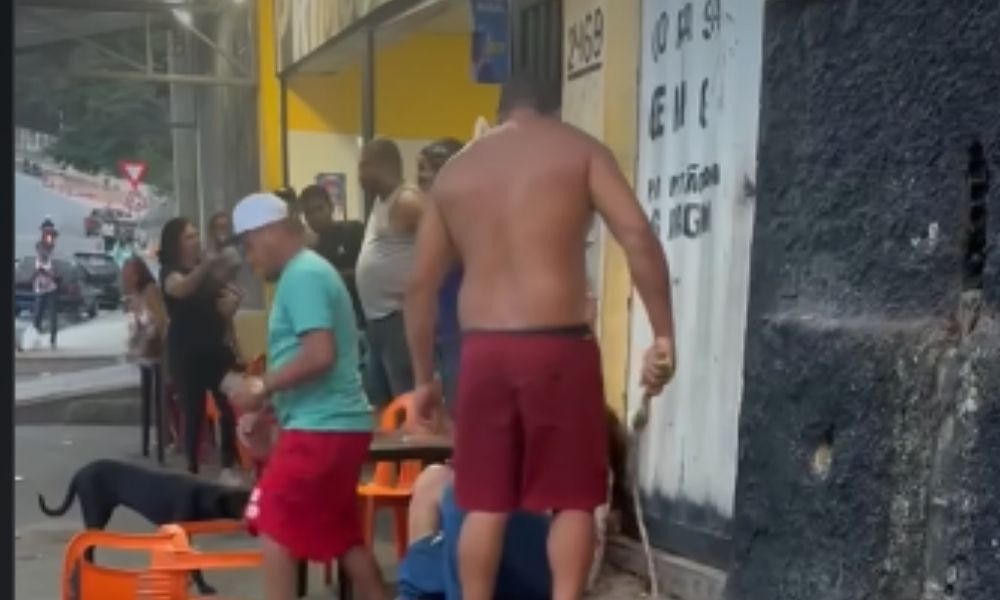 Homem agride mulher com golpes de chicote em frente a bar na Grande BH homem-agride-mulher-com-golpes-de-chicote-em-frente-a-bar-na-grande-bh