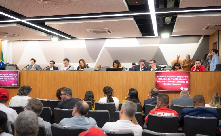 Deputados pedem mobilização para garantir que escala 6×1 seja extinta ainda neste ano deputados-pedem-mobilizacao-para-garantir-que-escala-6×1-seja-extinta-ainda-neste-ano