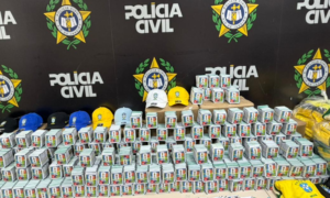 Polícia Civil apreende 200 mil figurinhas falsificadas da Copa no RJ policia-civil-apreende-200-mil-figurinhas-falsificadas-da-copa-no-rj
