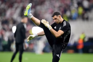 Dibu Martínez sofre fratura na mão e vira dúvida na estreia da Argentina na Copa dibu-martinez-sofre-fratura-na-mao-e-vira-duvida-na-estreia-da-argentina-na-copa