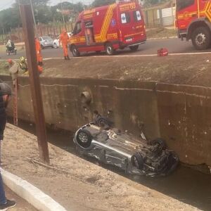 Enfermeira perde controle da direção e carro capota no córrego em Campo Grande enfermeira-perde-controle-da-direcao-e-carro-capota-no-corrego-em-campo-grande