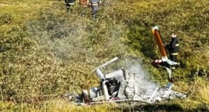video:-queda-de-helicoptero-em-area-rural-termina-com-piloto-morto-e-aeronave-em-chamas