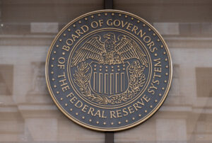 acordo-com-ira-alivia-precos-de-energia-e-abre-espaco-para-fed-cortar-juros,-diz-hassett