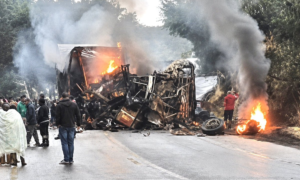 colisao-entre-onibus-e-carreta-deixa-oito-mortos-na-br-251-em-mg