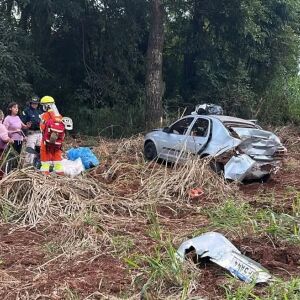 Carro reduz velocidade, é atingido por Hilux e sai da pista na BR-163 em Rio Brilhante carro-reduz-velocidade,-e-atingido-por-hilux-e-sai-da-pista-na-br-163-em-rio-brilhante