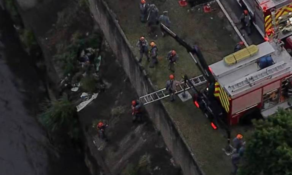 Carro cai no Rio Tamanduateí após acidente na avenida do Estado em SP carro-cai-no-rio-tamanduatei-apos-acidente-na-avenida-do-estado-em-sp