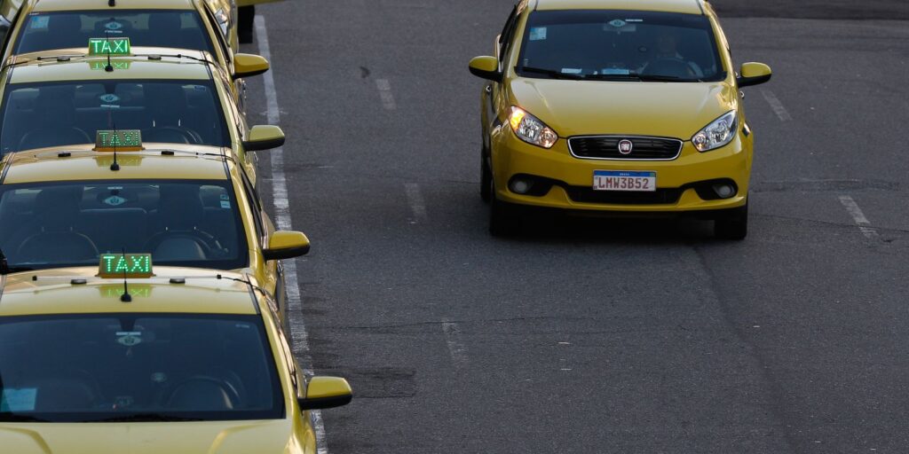 Governo publica MP que destina R$ 30 bi a taxistas e motoristas de app governo-publica-mp-que-destina-r$-30-bi-a-taxistas-e-motoristas-de-app