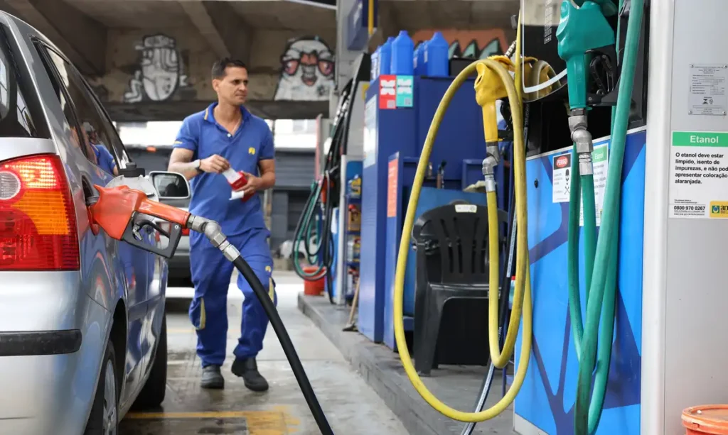 governo-fixa-subsidio-de-r$-0,44-por-litro-da-gasolina