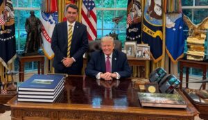 Após reunião com Trump, Flávio diz que Brasil tem prestígio ‘apesar do governo Lula’ apos-reuniao-com-trump,-flavio-diz-que-brasil-tem-prestigio-‘apesar-do-governo-lula’