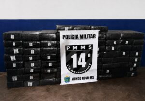 suspeito-joga-carro-contra-viatura,-capota-e-foge-deixando-75-fardos-de-maconha-em-mundo-novo