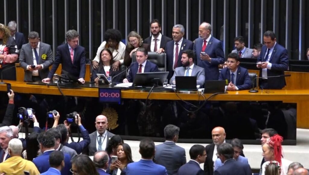 Câmara Federal aprova fim da escala 6×1 no Brasil camara-federal-aprova-fim-da-escala-6×1-no-brasil