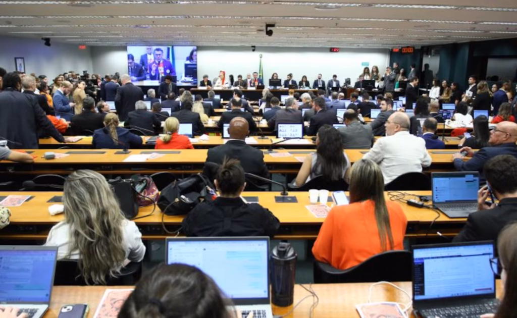 Câmara aprova PEC que reduz jornada para 40 horas semanais e acaba com escala 6×1 camara-aprova-pec-que-reduz-jornada-para-40-horas-semanais-e-acaba-com-escala-6×1
