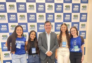 dr.-victor-rocha-homenageia-academicos-por-capacitacao-sobre-cancer-de-mama