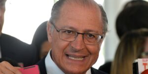 É factoide do clã Bolsonaro para desviar do caso Master, diz Alckmin e-factoide-do-cla-bolsonaro-para-desviar-do-caso-master,-diz-alckmin