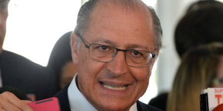 É factoide do clã Bolsonaro para desviar do caso Master, diz Alckmin e-factoide-do-cla-bolsonaro-para-desviar-do-caso-master,-diz-alckmin