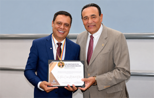 carlao-homenageia-secretario-flavio-cesar-com-medalha-destaque-da-decada