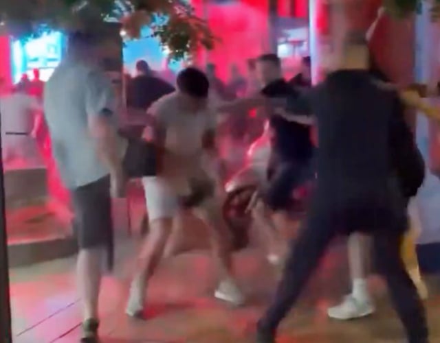 VÍDEO: Confronto entre torcedores de PSG e Arsenal eleva tensão antes da final da Champions video:-confronto-entre-torcedores-de-psg-e-arsenal-eleva-tensao-antes-da-final-da-champions