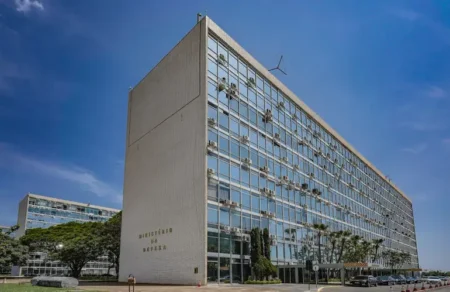 governo-bloqueia-r$-23,7-bilhoes-e-atinge-defesa,-cidades-e-outros-ministerios