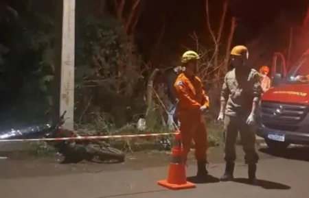 homem-morre-apos-perder-controle-de-moto-e-colidir-contra-poste-de-energia