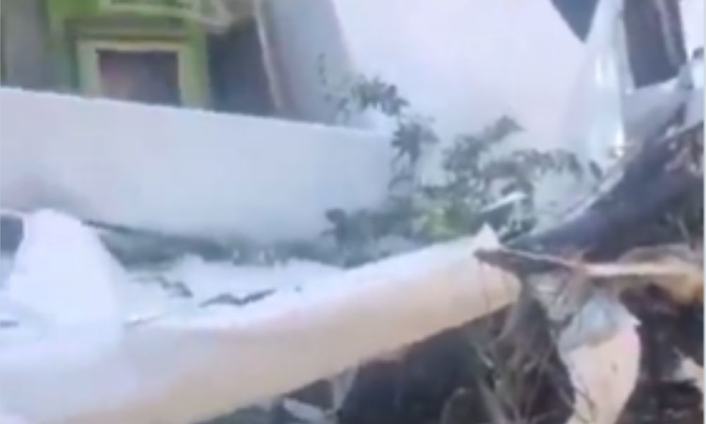 Avião cai em área residencial e piloto morre no Rio de Janeiro aviao-cai-em-area-residencial-e-piloto-morre-no-rio-de-janeiro