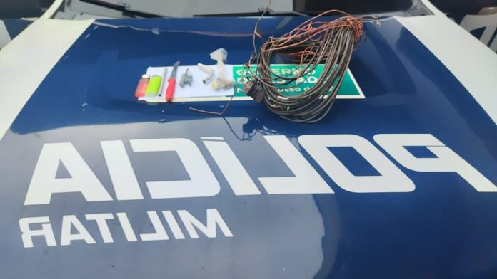 PM prende homem em flagrante por furto de fiação elétrica no bairro Fleck de Mundo Novo PM prende homem em flagrante por furto de fiação elétrica no bairro Fleck de Mundo Novo
