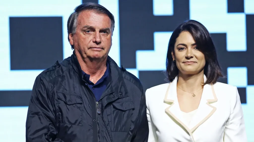 Michelle Bolsonaro atualiza estado de saúde do ex-presidente após cirurgia no ombro Michelle Bolsonaro atualiza estado de saúde do ex-presidente após cirurgia no ombro