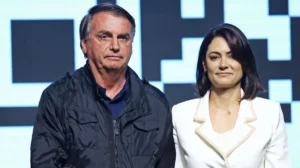 Michelle Bolsonaro atualiza estado de saúde do ex-presidente após cirurgia no ombro