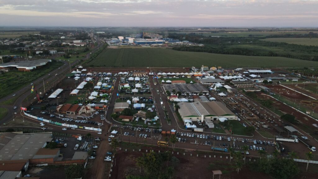 Grupo de jovens faz arrecadação de alimentos e agasalhos em rodeio e shows Grupo de jovens faz arrecadação de alimentos e agasalhos em rodeio e shows