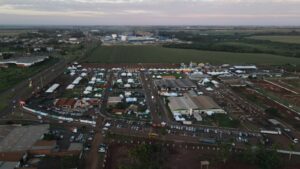 Grupo de jovens faz arrecadação de alimentos e agasalhos em rodeio e shows Grupo de jovens faz arrecadação de alimentos e agasalhos em rodeio e shows