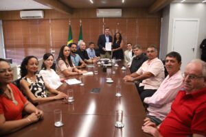 Riedel autoriza concurso para professores com 2 mil vagas em Mato Grosso do Sul Riedel autoriza concurso para professores com 2 mil vagas em Mato Grosso do Sul