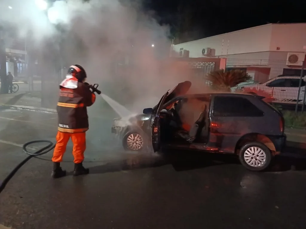 Veículo pega fogo próximo à Câmara Municipal e mobiliza Corpo de Bombeiros em Três Lagoas Veículo pega fogo próximo à Câmara Municipal e mobiliza Corpo de Bombeiros em Três Lagoas