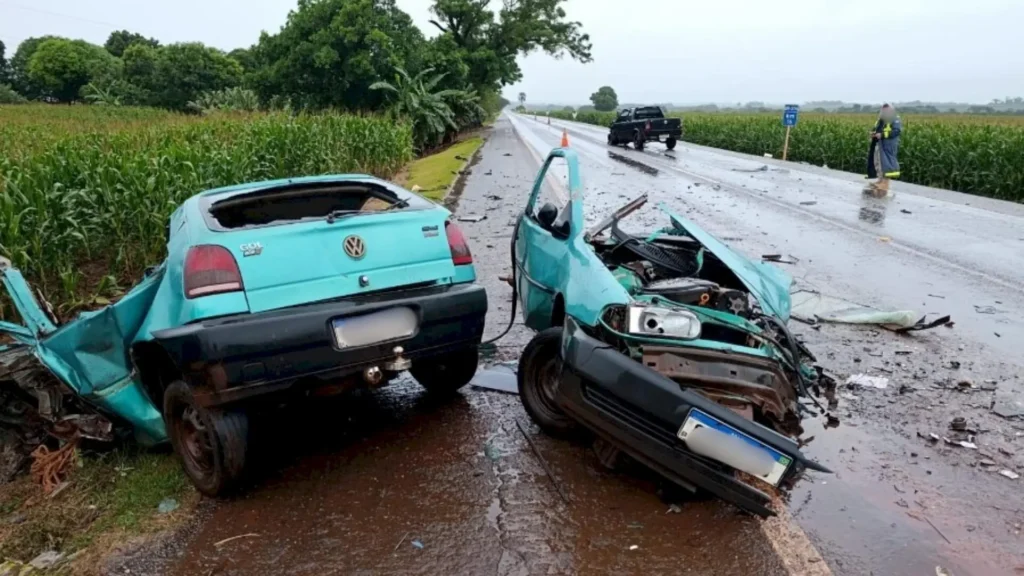 Carro parte ao meio após grave colisão com morte na BR-376 entre Fátima do Sul e Dourados Carro parte ao meio após grave colisão com morte na BR-376 entre Fátima do Sul e Dourados