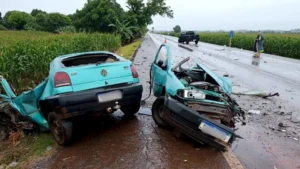 Carro parte ao meio após grave colisão com morte na BR-376 entre Fátima do Sul e Dourados