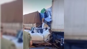 Empresário e esposa morrem após caminhonete ser esmagada por caminhão em trecho de "pare e siga" na BR-163