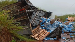 Carreta carregada de cerveja tomba. Foto: Nova News