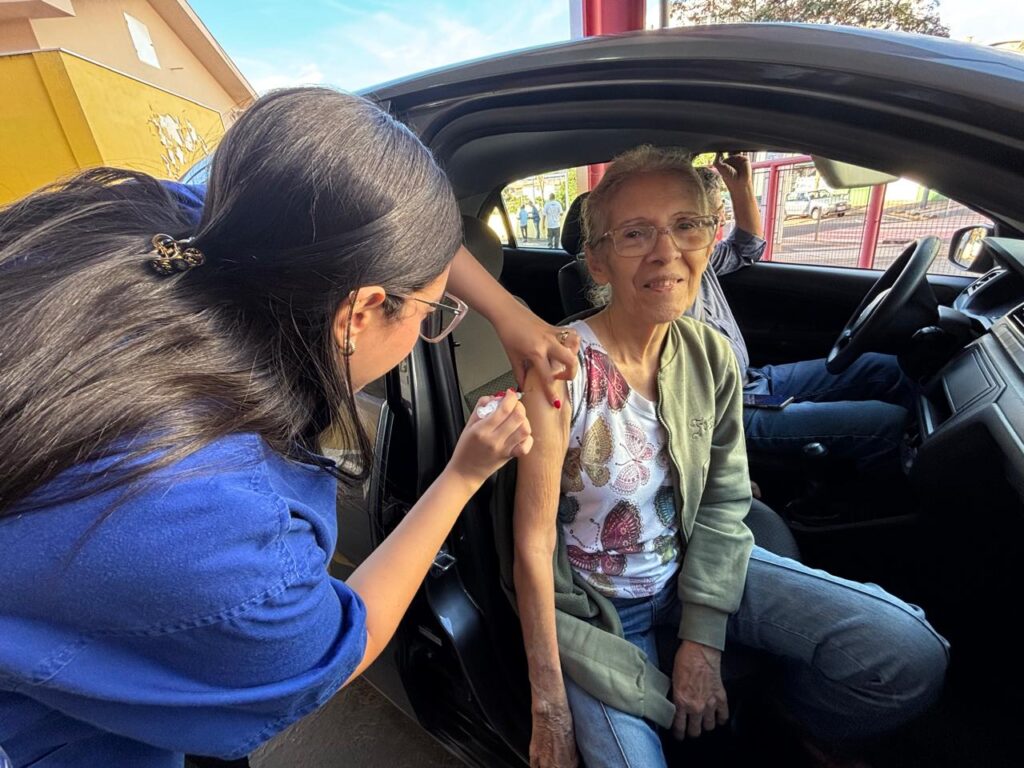 SES aplica 2,4 mil doses no primeiro fim de semana de drive-thru e prorroga vacinação até 24 de maio