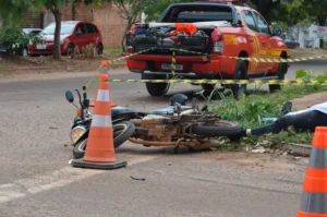 Com capacete frouxo, motociclista morre ao bater a cabeça no asfalto em acidente na Capital