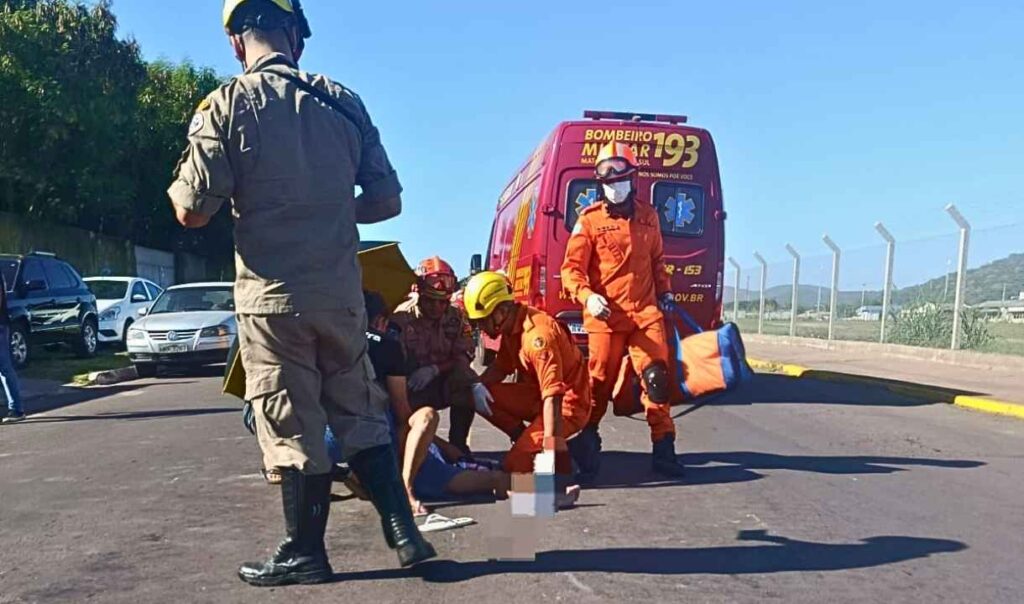 Idoso de bicicleta sofre fratura exposta após ser atropelado por moto em Corumbá Idoso de bicicleta sofre fratura exposta após ser atropelado por moto em Corumbá