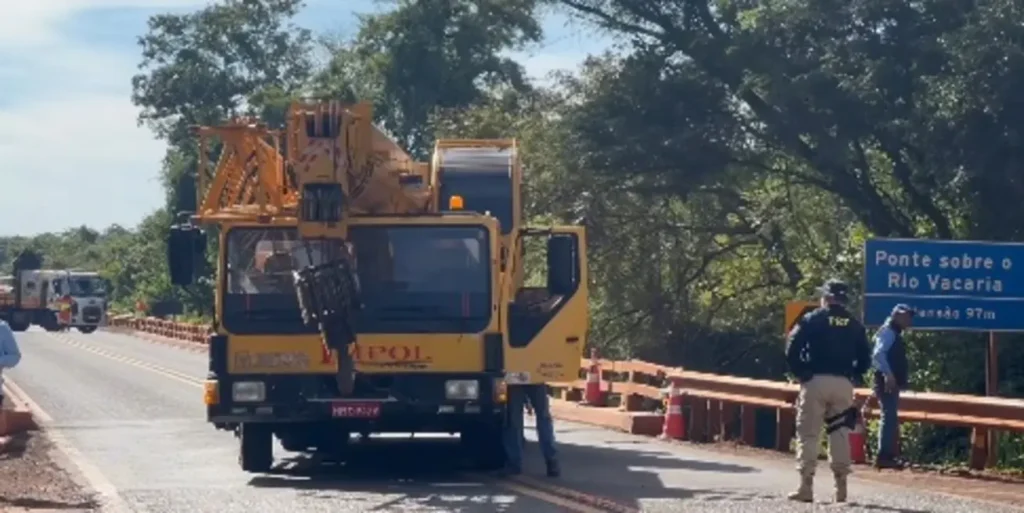 BR-163 é interditada por 1h30, mas equipe não consegue retirar caminhão em rio onde motorista morreu BR-163 é interditada por 1h30, mas equipe não consegue retirar caminhão em rio onde motorista morreu