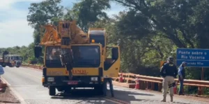 BR-163 é interditada por 1h30, mas equipe não consegue retirar caminhão em rio onde motorista morreu