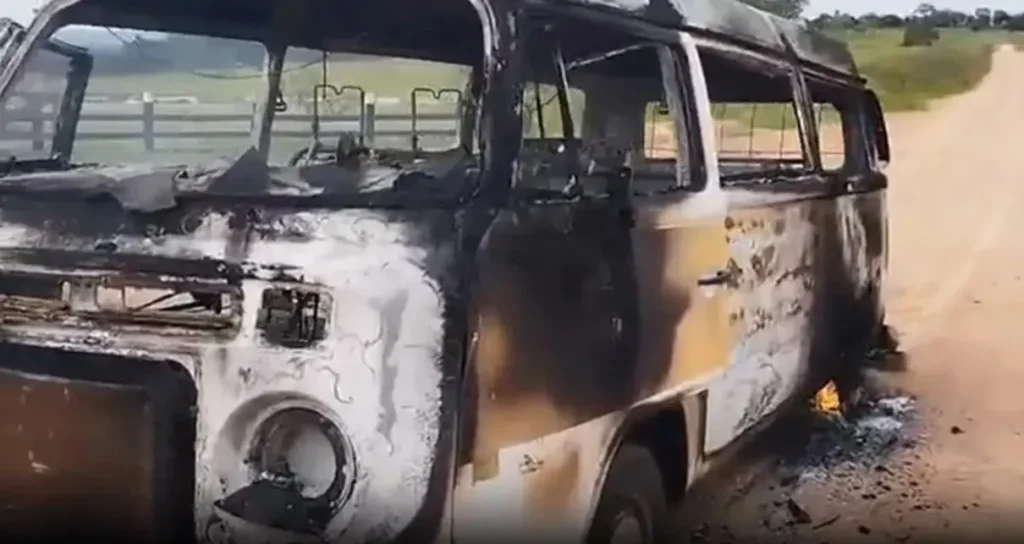 VÍDEO: Kombi escolar pega fogo em fazenda de Porto Murtinho e criança sofre queimaduras VÍDEO: Kombi escolar pega fogo em fazenda de Porto Murtinho e criança sofre queimaduras