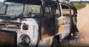 VÍDEO: Kombi escolar pega fogo em fazenda de Porto Murtinho e criança sofre queimaduras