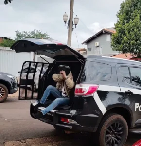 Polícia Civil prende outra mulher acusada de atear fogo em banheiro com homem dentro em Dourados Polícia Civil prende outra mulher acusada de atear fogo em banheiro com homem dentro em Dourados