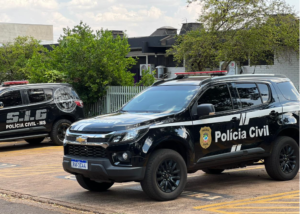 Rapaz espanca o próprio tio com golpes de madeira após pisada no pé em Dourados Rapaz espanca o próprio tio com golpes de madeira após pisada no pé em Dourados