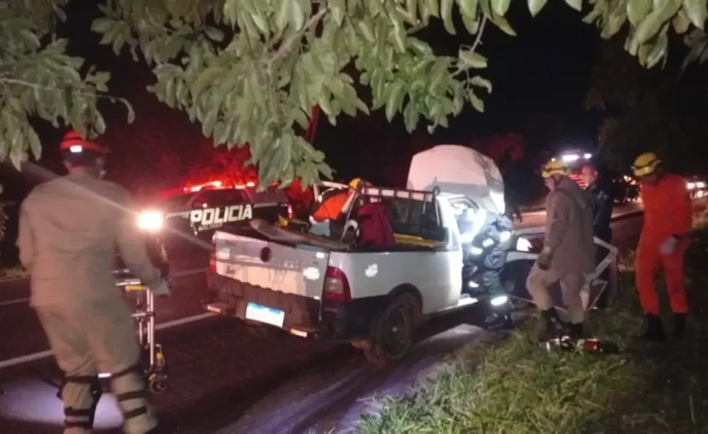 Conversão irregular provoca acidente e deixa dois presos às ferragens na BR-267 Conversão irregular provoca acidente e deixa dois presos às ferragens na BR-267
