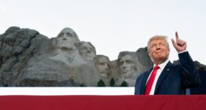 Trump posta montagem com seu rosto no monte Rushmore Trump posta montagem com seu rosto no monte Rushmore