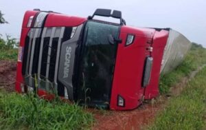 Chuva forte e pista molhada: carreta com agrotóxicos tomba na MS-276 em Batayporã