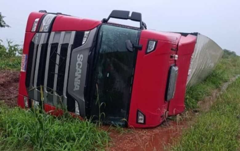 Chuva forte e pista molhada: carreta com agrotóxicos tomba na MS-276 em Batayporã Chuva forte e pista molhada: carreta com agrotóxicos tomba na MS-276 em Batayporã