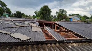 Temporal em Deodápolis destelha 200 casas, deixa famílias desabrigadas e interdita pronto-socorro
